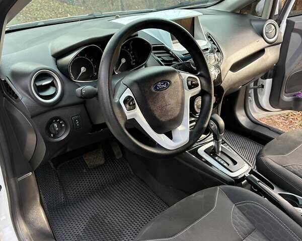 Белый Форд Фиеста, объемом двигателя 1.6 л и пробегом 128 тыс. км за 9300 $, фото 10 на Automoto.ua