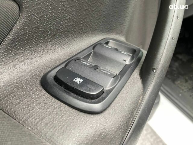 Білий Форд Фієста, об'ємом двигуна 1.6 л та пробігом 66 тис. км за 9790 $, фото 22 на Automoto.ua