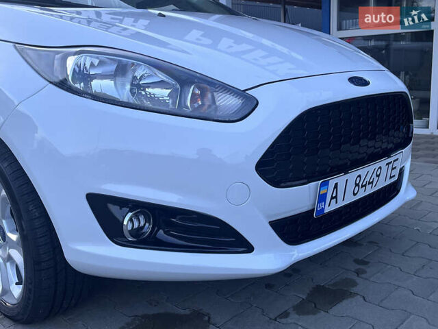 Білий Форд Фієста, об'ємом двигуна 1.6 л та пробігом 147 тис. км за 9200 $, фото 4 на Automoto.ua