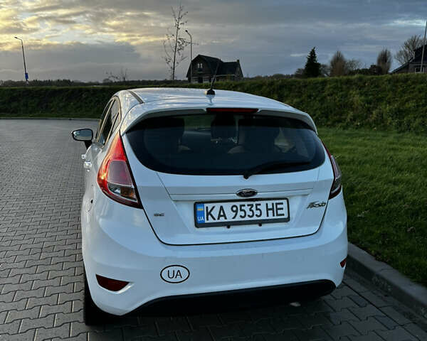 Белый Форд Фиеста, объемом двигателя 1.6 л и пробегом 130 тыс. км за 8450 $, фото 3 на Automoto.ua