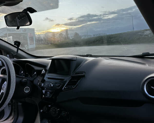 Белый Форд Фиеста, объемом двигателя 1.6 л и пробегом 130 тыс. км за 8450 $, фото 16 на Automoto.ua