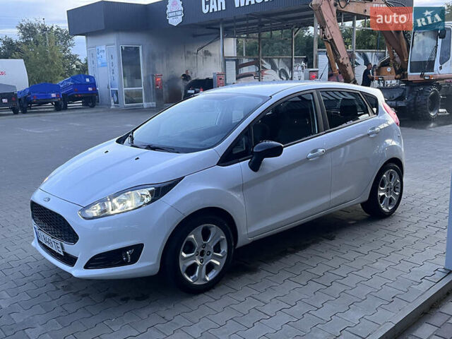 Білий Форд Фієста, об'ємом двигуна 1.6 л та пробігом 147 тис. км за 9200 $, фото 2 на Automoto.ua