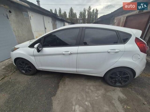 Белый Форд Фиеста, объемом двигателя 1.6 л и пробегом 48 тыс. км за 12600 $, фото 2 на Automoto.ua