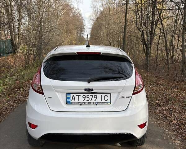 Белый Форд Фиеста, объемом двигателя 1.6 л и пробегом 128 тыс. км за 9300 $, фото 4 на Automoto.ua
