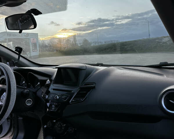 Белый Форд Фиеста, объемом двигателя 1.6 л и пробегом 130 тыс. км за 8450 $, фото 15 на Automoto.ua