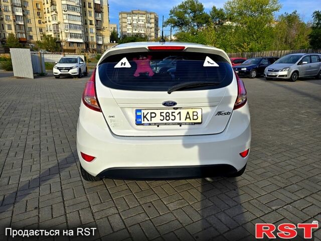 Білий Форд Фієста, об'ємом двигуна 1.6 л та пробігом 56 тис. км за 10850 $, фото 5 на Automoto.ua
