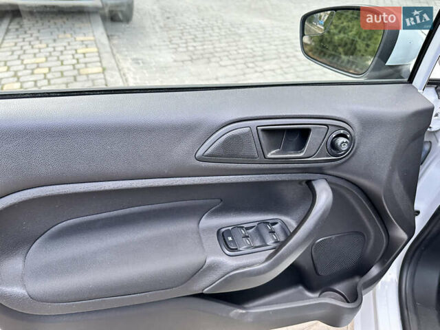 Білий Форд Фієста, об'ємом двигуна 1.6 л та пробігом 66 тис. км за 9800 $, фото 12 на Automoto.ua