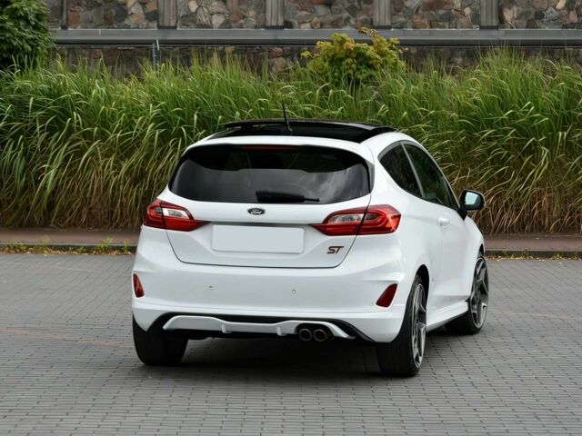 Белый Форд Фиеста, объемом двигателя 1.5 л и пробегом 41 тыс. км за 6000 $, фото 3 на Automoto.ua