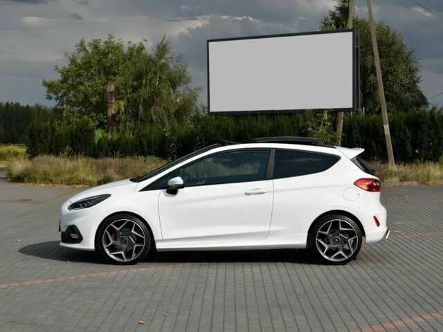 Белый Форд Фиеста, объемом двигателя 1.5 л и пробегом 47 тыс. км за 6000 $, фото 2 на Automoto.ua