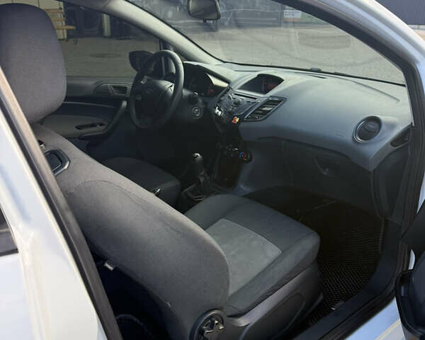 Белый Форд Фиеста, объемом двигателя 1.4 л и пробегом 227 тыс. км за 4800 $, фото 9 на Automoto.ua