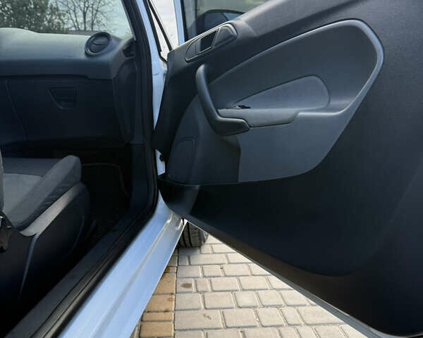 Белый Форд Фиеста, объемом двигателя 1.4 л и пробегом 227 тыс. км за 4800 $, фото 7 на Automoto.ua