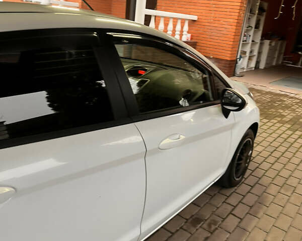 Белый Форд Фиеста, объемом двигателя 1.39 л и пробегом 199 тыс. км за 6500 $, фото 2 на Automoto.ua