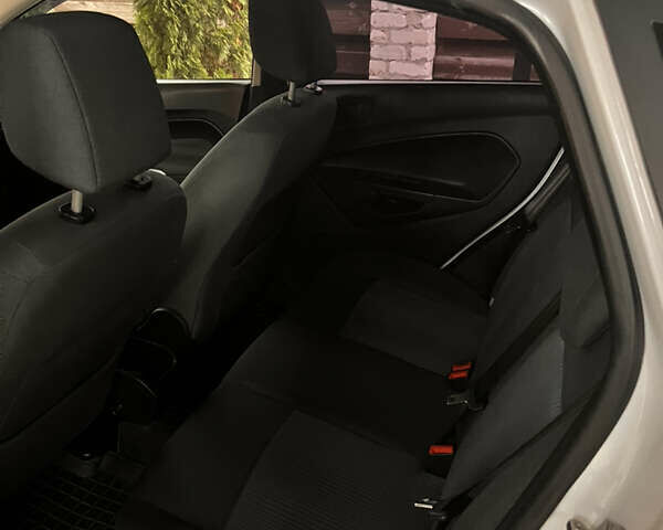 Белый Форд Фиеста, объемом двигателя 1.39 л и пробегом 199 тыс. км за 6500 $, фото 16 на Automoto.ua