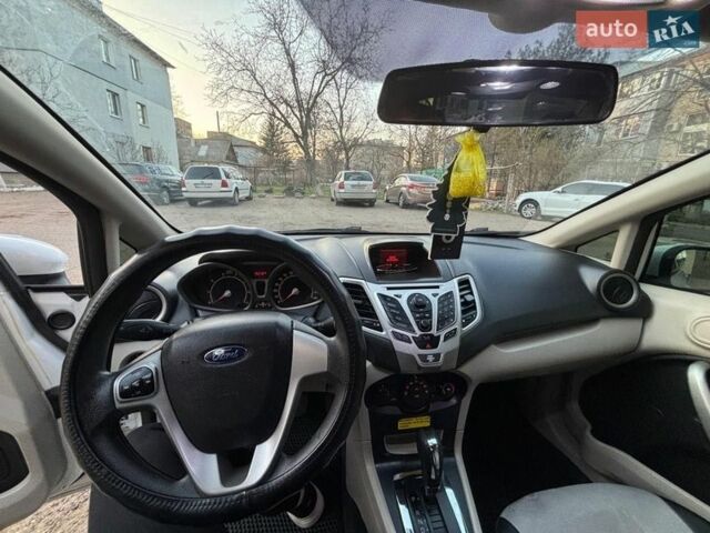 Белый Форд Фиеста, объемом двигателя 1.6 л и пробегом 320 тыс. км за 6100 $, фото 6 на Automoto.ua