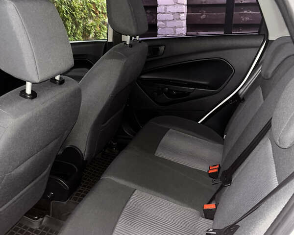 Белый Форд Фиеста, объемом двигателя 1.39 л и пробегом 199 тыс. км за 6500 $, фото 10 на Automoto.ua