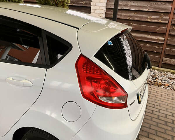 Белый Форд Фиеста, объемом двигателя 1.39 л и пробегом 199 тыс. км за 6500 $, фото 4 на Automoto.ua