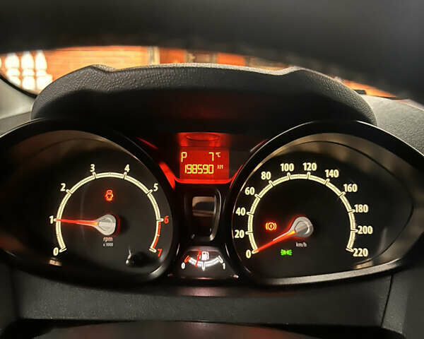 Белый Форд Фиеста, объемом двигателя 1.39 л и пробегом 199 тыс. км за 6500 $, фото 13 на Automoto.ua