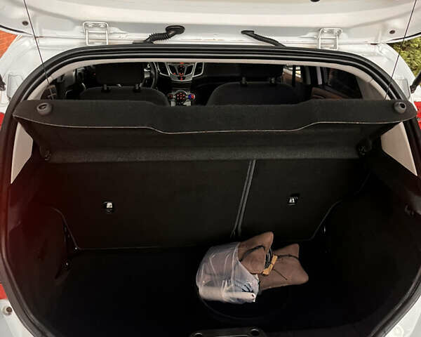 Белый Форд Фиеста, объемом двигателя 1.39 л и пробегом 199 тыс. км за 6500 $, фото 17 на Automoto.ua