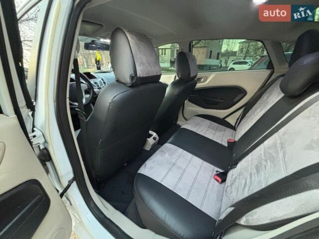 Белый Форд Фиеста, объемом двигателя 1.6 л и пробегом 320 тыс. км за 6100 $, фото 4 на Automoto.ua