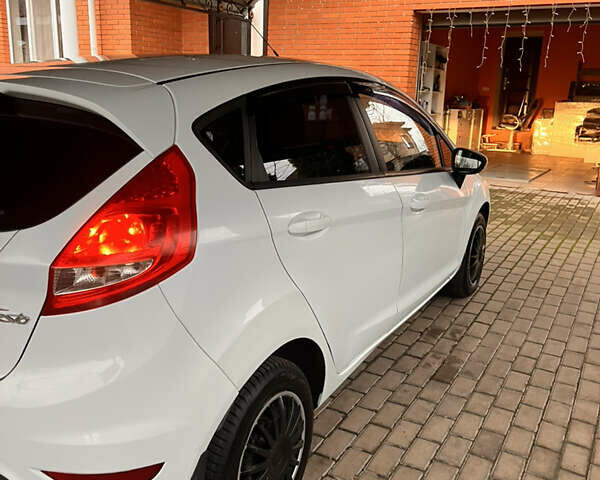 Белый Форд Фиеста, объемом двигателя 1.39 л и пробегом 199 тыс. км за 6500 $, фото 19 на Automoto.ua