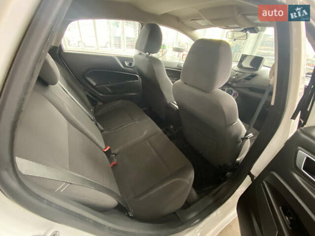 Белый Форд Фиеста, объемом двигателя 1.6 л и пробегом 152 тыс. км за 6800 $, фото 7 на Automoto.ua