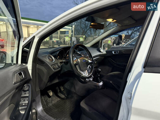 Білий Форд Фієста, об'ємом двигуна 1 л та пробігом 123 тис. км за 6100 $, фото 4 на Automoto.ua