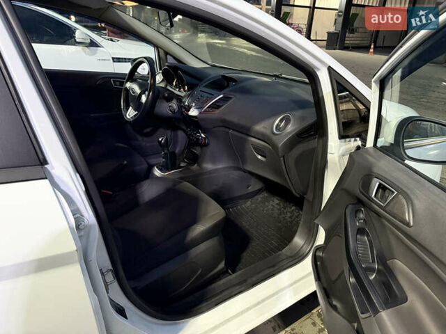 Білий Форд Фієста, об'ємом двигуна 1 л та пробігом 123 тис. км за 6100 $, фото 6 на Automoto.ua