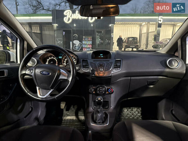 Білий Форд Фієста, об'ємом двигуна 1 л та пробігом 123 тис. км за 6100 $, фото 9 на Automoto.ua