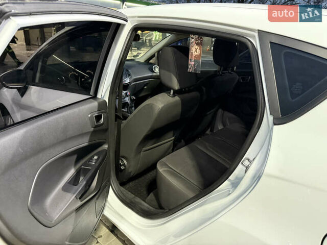 Білий Форд Фієста, об'ємом двигуна 1 л та пробігом 123 тис. км за 6100 $, фото 5 на Automoto.ua