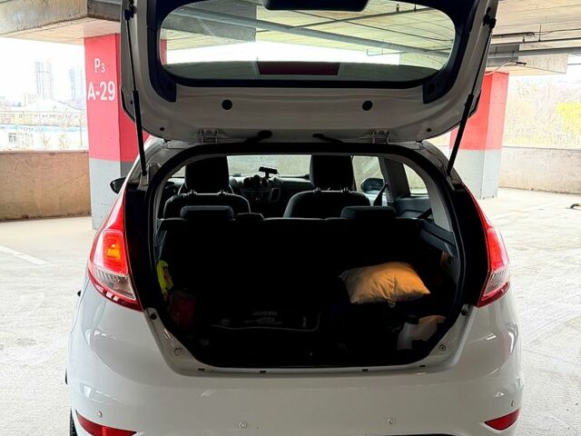 Белый Форд Фиеста, объемом двигателя 1.2 л и пробегом 126 тыс. км за 7100 $, фото 3 на Automoto.ua