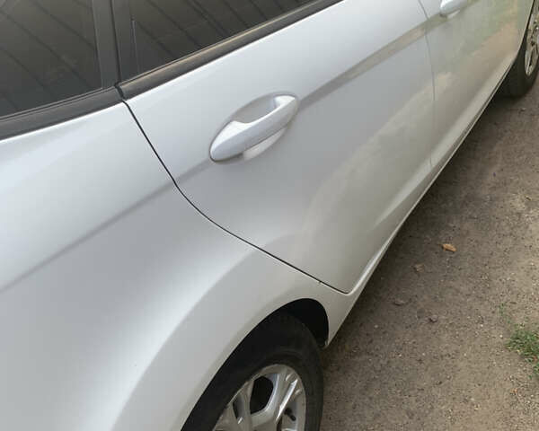 Білий Форд Фієста, об'ємом двигуна 1.6 л та пробігом 250 тис. км за 6750 $, фото 3 на Automoto.ua