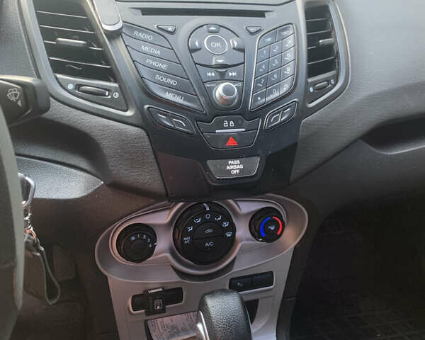 Білий Форд Фієста, об'ємом двигуна 1.6 л та пробігом 250 тис. км за 6750 $, фото 4 на Automoto.ua
