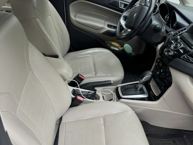 Белый Форд Фиеста, объемом двигателя 1.6 л и пробегом 130 тыс. км за 9000 $, фото 5 на Automoto.ua