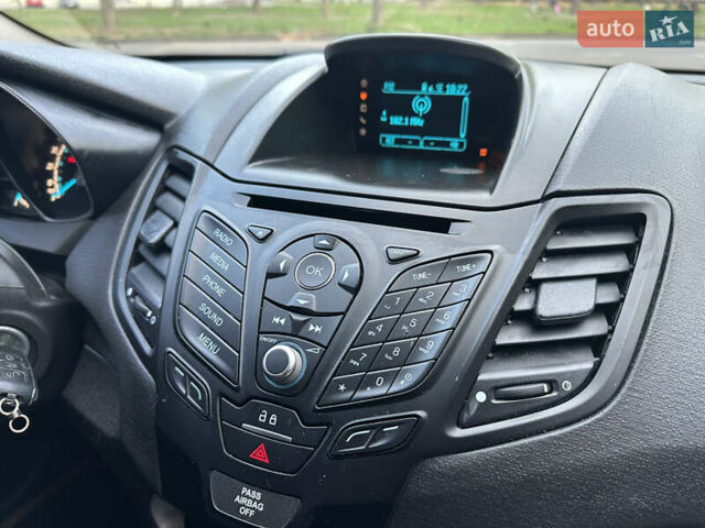 Белый Форд Фиеста, объемом двигателя 1.6 л и пробегом 177 тыс. км за 7500 $, фото 19 на Automoto.ua