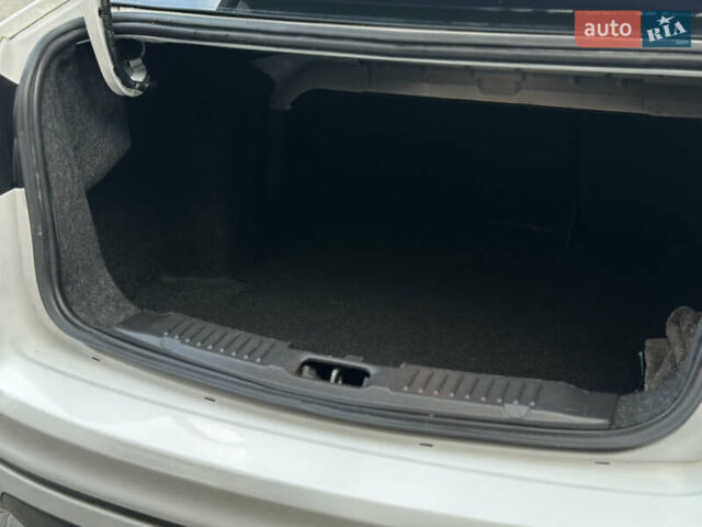 Белый Форд Фиеста, объемом двигателя 1.6 л и пробегом 177 тыс. км за 7500 $, фото 13 на Automoto.ua