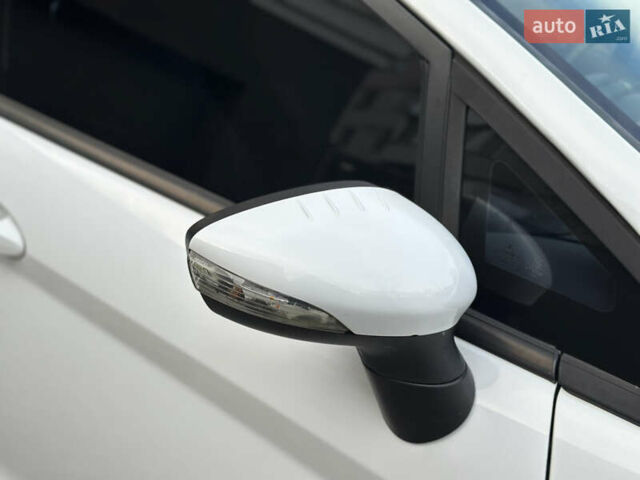 Белый Форд Фиеста, объемом двигателя 1.6 л и пробегом 177 тыс. км за 7500 $, фото 7 на Automoto.ua