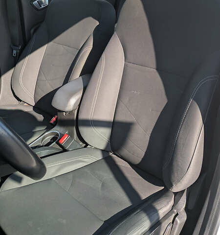 Форд Фиеста 2015 в Софіївська Борщагівка на Automoto.ua Белый Форд Фиеста, объемом двигателя 1.6 л и пробегом 162 тыс. км за 8000 $, фото 8 на Automoto.ua