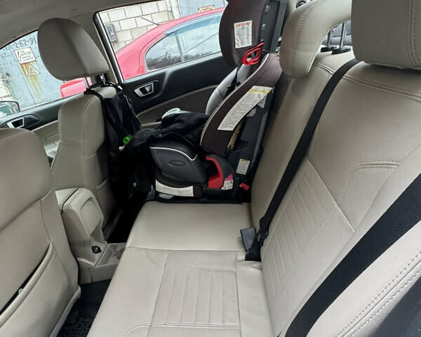 Білий Форд Фієста, об'ємом двигуна 1.6 л та пробігом 125 тис. км за 8500 $, фото 6 на Automoto.ua