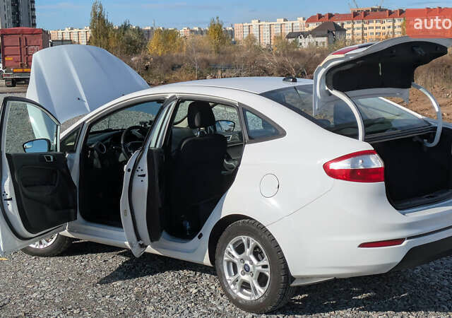 Форд Фиеста 2015 в Софіївська Борщагівка на Automoto.ua Белый Форд Фиеста, объемом двигателя 1.6 л и пробегом 162 тыс. км за 8000 $, фото 3 на Automoto.ua