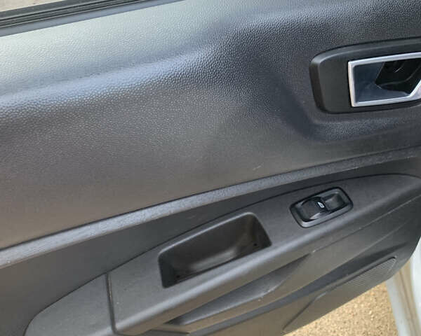 Білий Форд Фієста, об'ємом двигуна 1.6 л та пробігом 250 тис. км за 6750 $, фото 10 на Automoto.ua