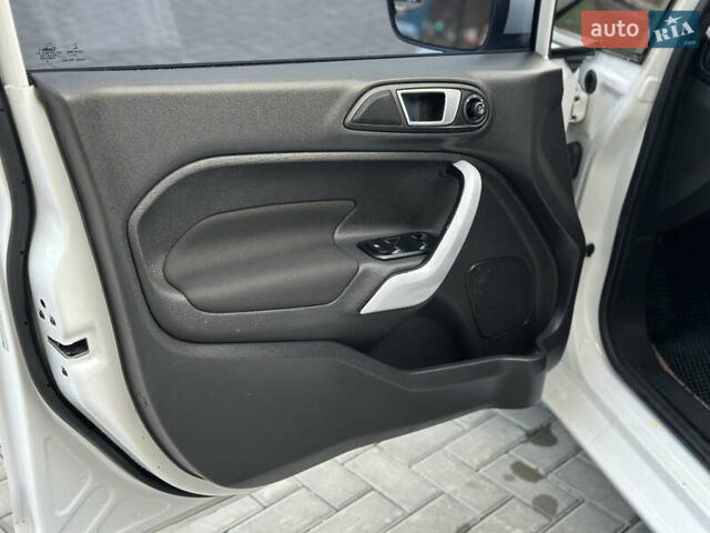 Белый Форд Фиеста, объемом двигателя 1.6 л и пробегом 177 тыс. км за 7500 $, фото 16 на Automoto.ua