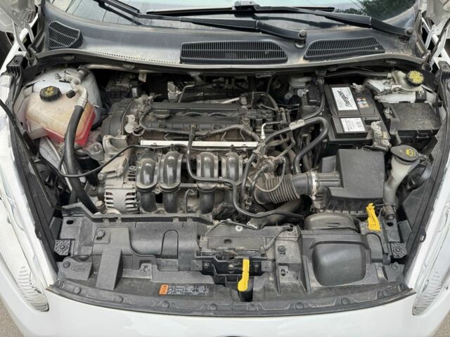 Белый Форд Фиеста, объемом двигателя 1.6 л и пробегом 130 тыс. км за 9000 $, фото 2 на Automoto.ua