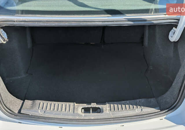 Форд Фиеста 2015 в Софіївська Борщагівка на Automoto.ua Белый Форд Фиеста, объемом двигателя 1.6 л и пробегом 162 тыс. км за 8000 $, фото 12 на Automoto.ua