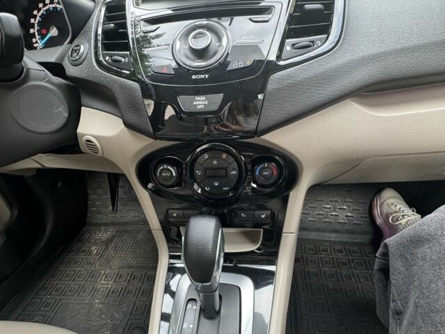 Белый Форд Фиеста, объемом двигателя 1.6 л и пробегом 130 тыс. км за 9000 $, фото 1 на Automoto.ua