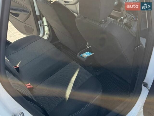 Белый Форд Фиеста, объемом двигателя 1 л и пробегом 130 тыс. км за 7700 $, фото 4 на Automoto.ua