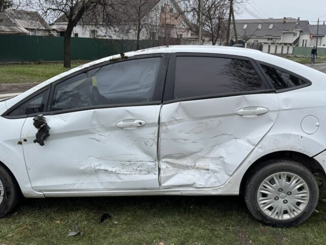 Белый Форд Фиеста, объемом двигателя 1.6 л и пробегом 140 тыс. км за 2800 $, фото 4 на Automoto.ua