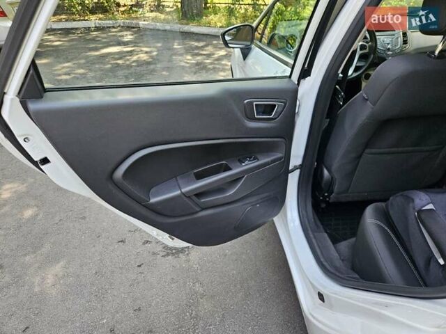 Белый Форд Фиеста, объемом двигателя 1.6 л и пробегом 115 тыс. км за 8700 $, фото 8 на Automoto.ua