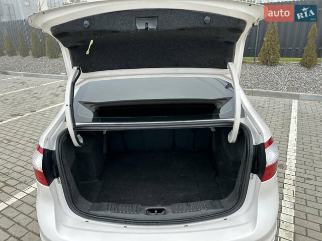 Белый Форд Фиеста, объемом двигателя 1.6 л и пробегом 160 тыс. км за 8000 $, фото 8 на Automoto.ua