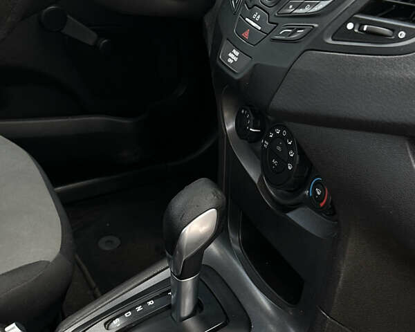 Білий Форд Фієста, об'ємом двигуна 1.6 л та пробігом 165 тис. км за 7400 $, фото 17 на Automoto.ua