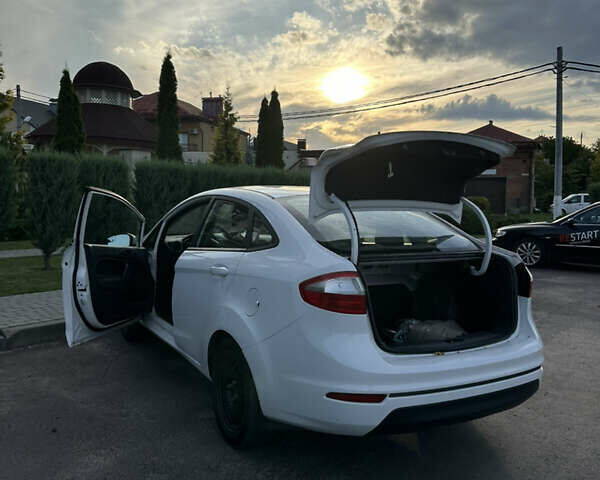 Білий Форд Фієста, об'ємом двигуна 1.6 л та пробігом 165 тис. км за 7400 $, фото 4 на Automoto.ua